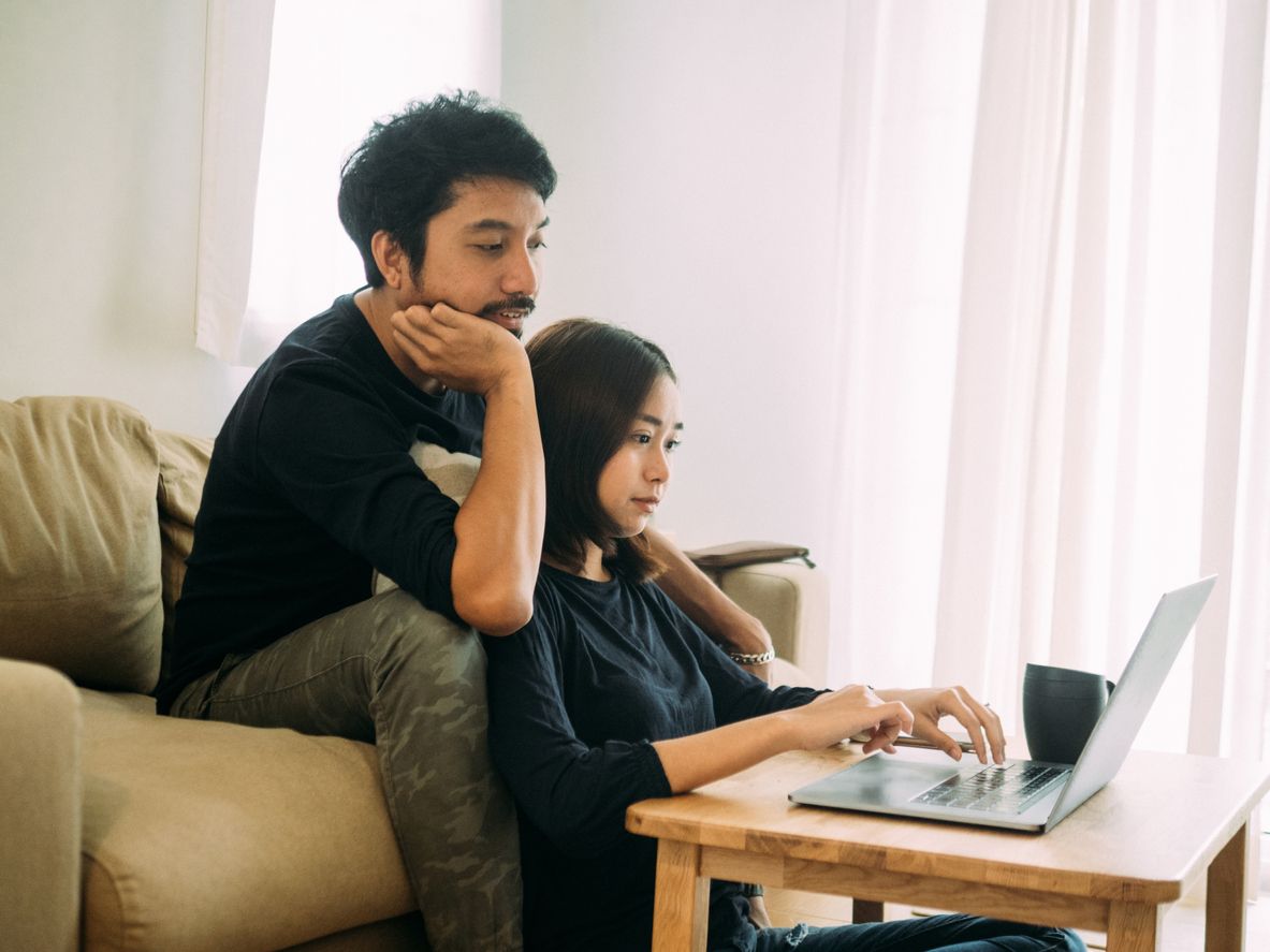 Negging merupakan salah satu bentuk manipulasi dalam hubungan. Lalu apa dampak yang timbul dari negging dalam hubungan?