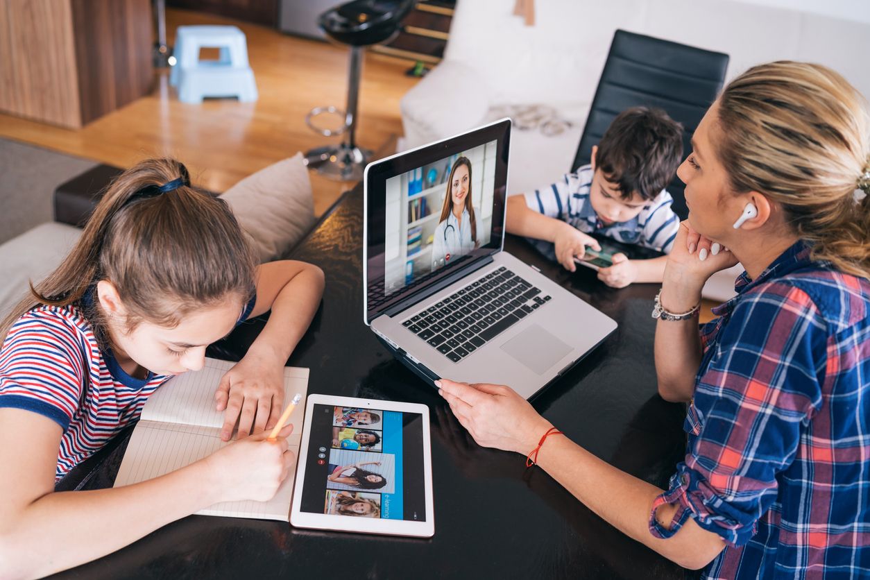 Selama menjalani sekolah online, anak rentan mengalami stres dan kecemasan. Untuk itu, orang tua perlu memberikan dukungan psikologis untuk anak.