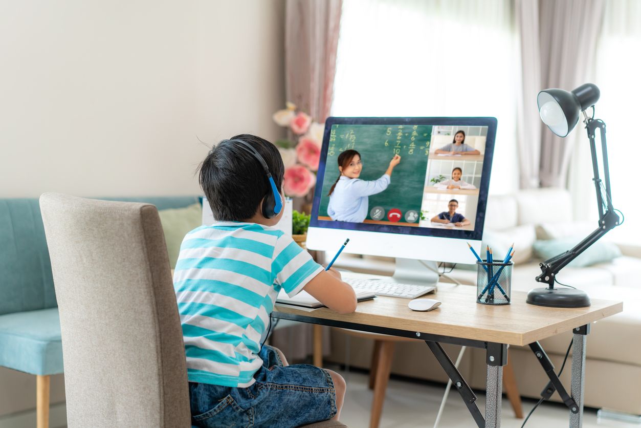 Kegiatan pembelajaran dengan model hybrid learning populer selama pandemi. Apa itu hybrid learning dan bagaimana penerapannya?