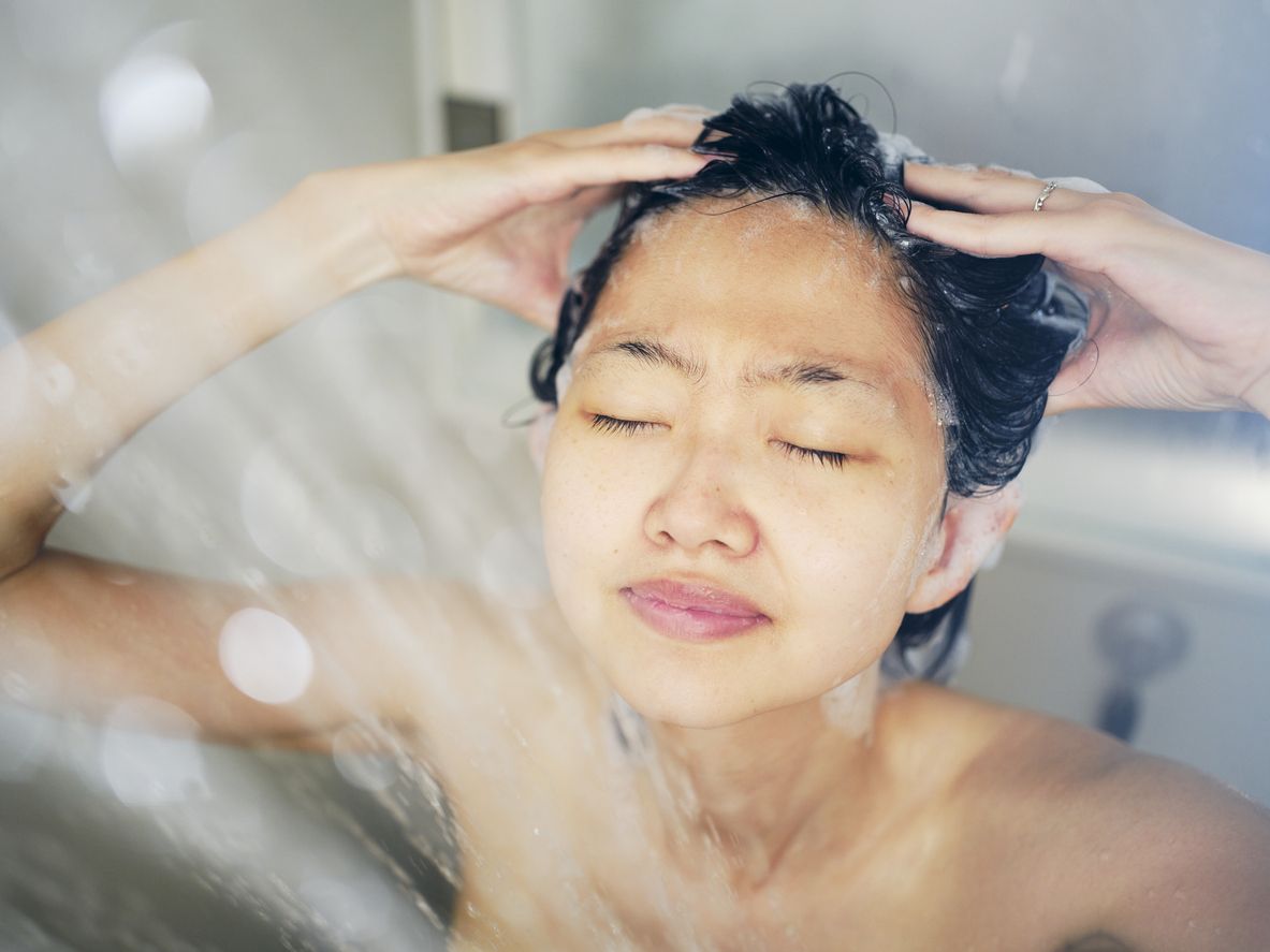 Keramas merupakan hal yang wajib dilakukan untuk menjaga kebersihan rambut. Tetapi, jangan lakukan 3 hal ini supaya rambut tidak rusak!