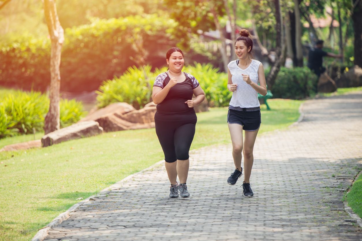 Remaja yang mengalami obesitas mungkin akan mengalami kesulitan dalam berolahraga. Namun, orang tua bisa kenalkan olahraga mudah ini untuk remaja.