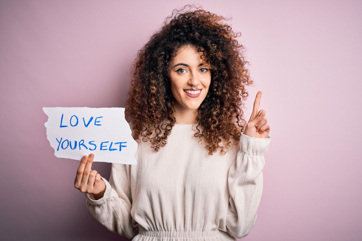 Untuk kamu yang ingin belajar mencintai diri, berikut 5 tips self-love dari psikolog yang bisa Kawan Puan coba.