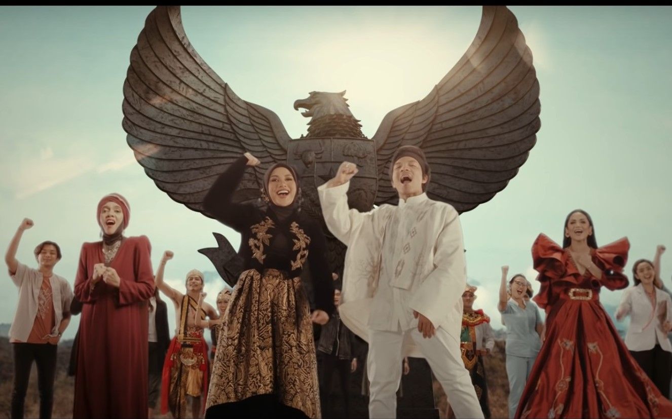Krisdayanti, Aurel Hermansyah, dan Lenggogeni Faruk berkolaborasi di lagu This Is Indonesia, karya Atta Halilintar dalam rangka HUT Ke-76 RI.
