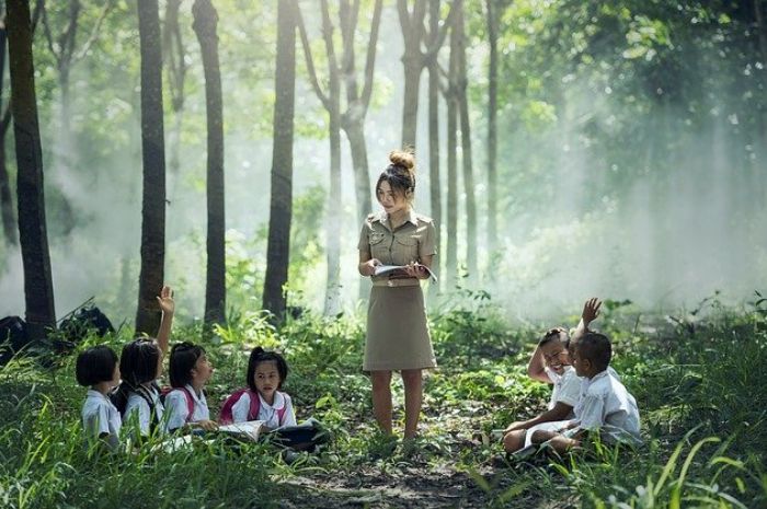 Guru tak cuma jadi fasilitator. Ini beda peran guru sekarang dan di masa depan sesuai arahan Program Merdeka Belajar!