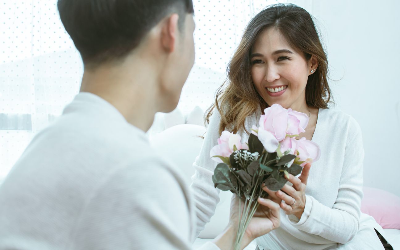 Ingin mendapatkan kepastian dan pernyataan cinta? Cobalah lakukan sederet cara agar gebetan nyatakan cinta ini.