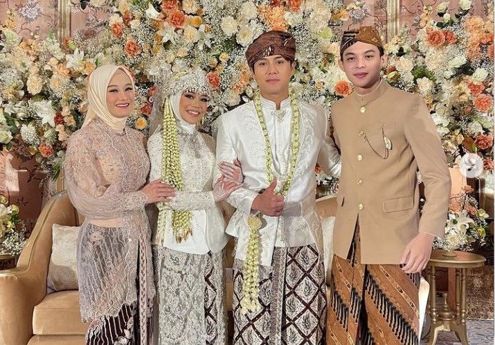 Aktris Dinda Hauw dipilih menjadi bridesmaid di acara pernikahan Lesti Kejora dan Rizky Billar. Dinda pun mengenang momen pertemuan Lesti dan Rizky.