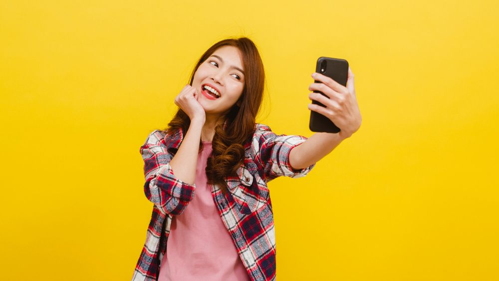 Memiliki gaya dan ekspresi fotogenik adalah perihal memahami pose terbaik diri. Berikut tips foto agar terlihat fotogenik yang bisa kamu coba!