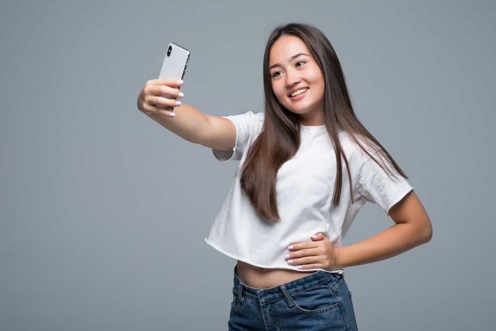 Memiliki gaya dan ekspresi fotogenik adalah perihal memahami pose terbaik diri. Sima tips foto agar terlihat fotogenik!