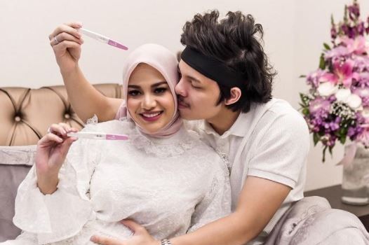 Kabar bahagia datang dari Aurel Hermansyah yang kini sedang mengandung. Membahas soal hamil, kapan waktu yang pas melakukan tes?