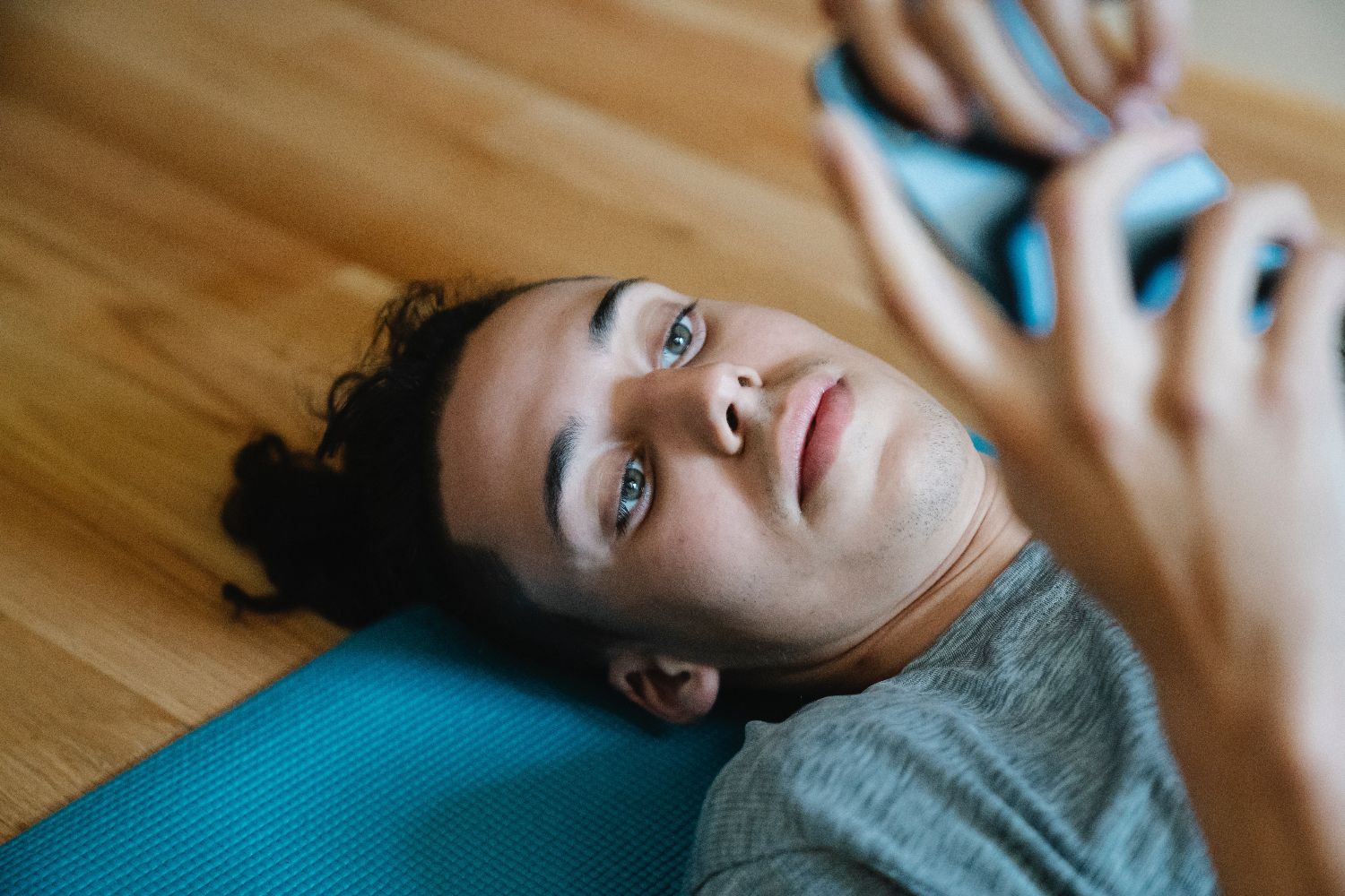 Kawan Puan sering tidur di lantai? Jika iya, hindari kebiasaan buruk yang satu ini. Tidur di lantai bisa menyebabkan 3 hal buruk ini!