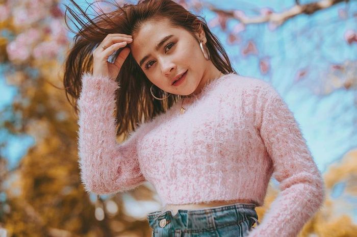 Artis perempuan muda Indonesia, Prilly Latuconsina sukses menjalankan sidang skripsi untuk mendapatkan gelar S.IKom di tengah kesibukannya syuting.