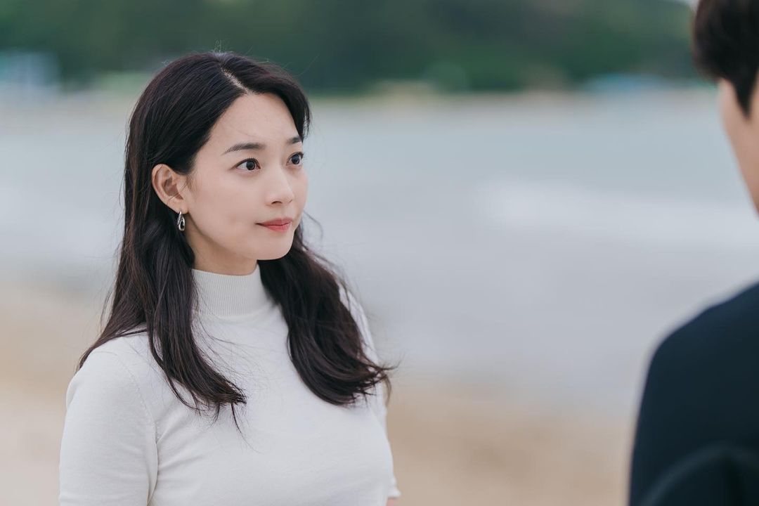 K-drama menampilkan karakter perempuan karier yang menginspirasi. Salah satunya ada peran Shin Min-ah sebagai dokter gigi di Hometown Cha-Cha-Cha.
