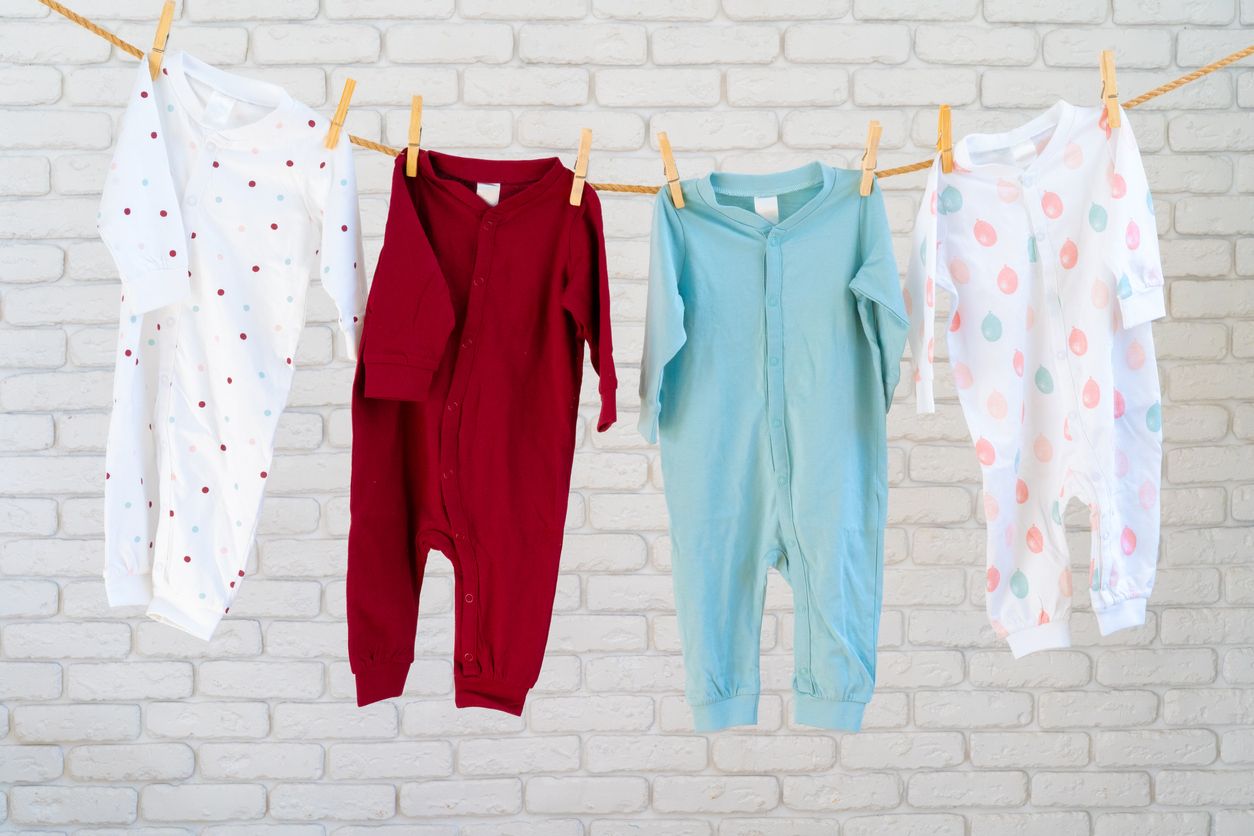 Mencuci pakaian bayi berbeda dengan pakaian orang dewasa. Agar bayi bisa berpakaian nyaman dan terhindar dari iritasi, ketahui tips mencucinya ini.