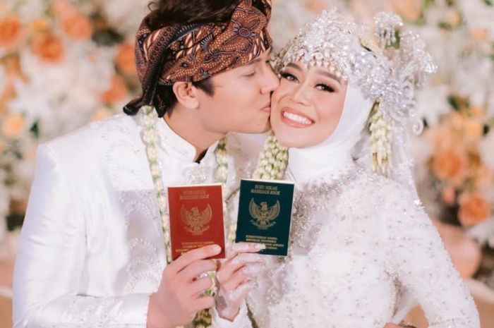 Rizky Billar & Lesti Kejora menggelar Tasyakuran Pernikahan #TakdirCintaLeslar Minggu, (29/8/2021). Simak inspirasi wedding song playlist dari mereka.