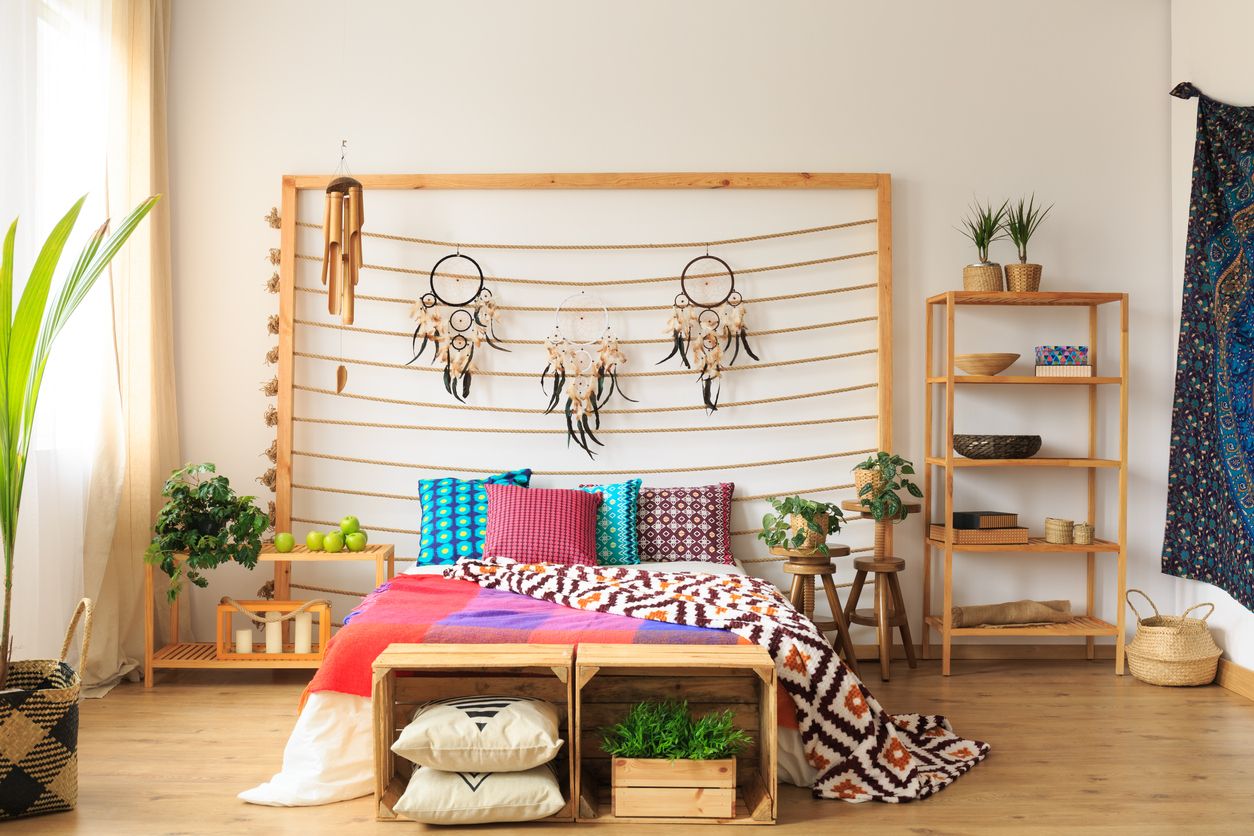 Desain maksimalisme adalah kebalikan dari minimalisme. Tujuan desain ini ialah menciptakan ruang yang ekspresif, penuh warna, nada, dan lebih berani.