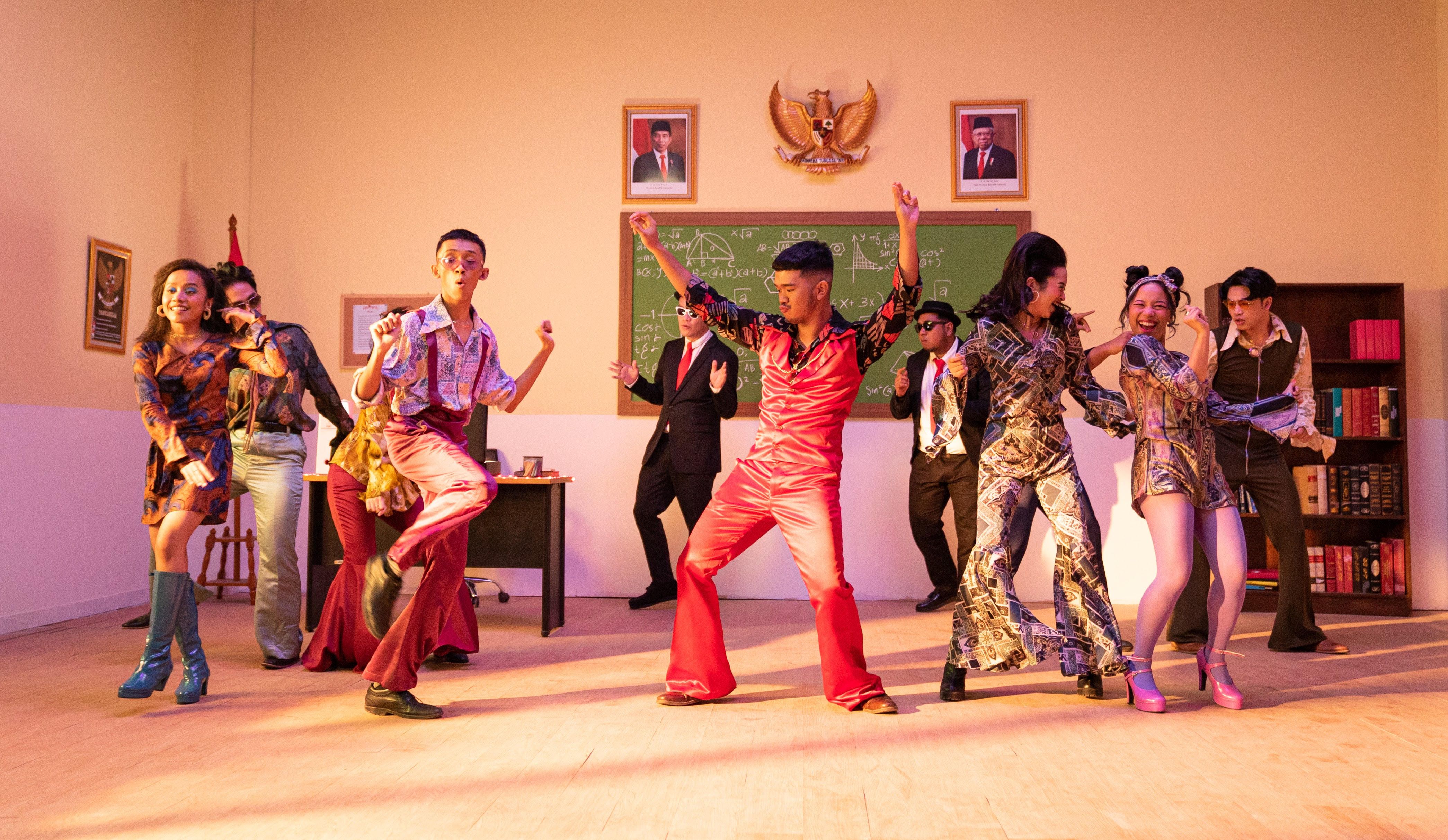 Netflix berkolaborasi dengan Diskoria dan Kristo Immanuel menghadirkan karya terbaru dari judul-judul film Indonesia.