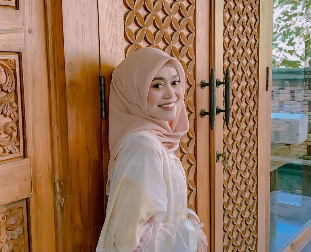 Gaya hijab Lesti Kejora kerap menjadi sorotan publik dan menjadi inspirasi banyak orang. Simak inpirasi gaya hijab Lesti Kejora.
