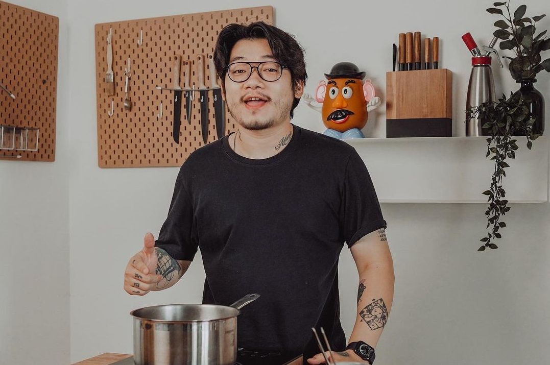 Tak perlu khawatir bau, ini dia tips dan trik cara mudah mengupas bawang putih ala Chef William Gozali alias Willgoz ini.