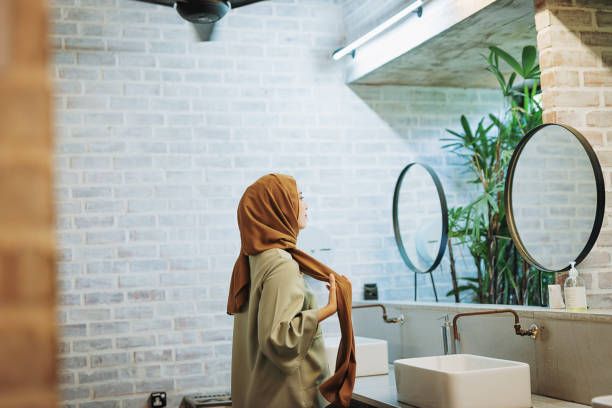 Penggunaan hijab segi empat berbahan satin bisa dijadikan alternatif acara formal dan non formal. Ini dia 5 cara ringkas pakai hijab satin.