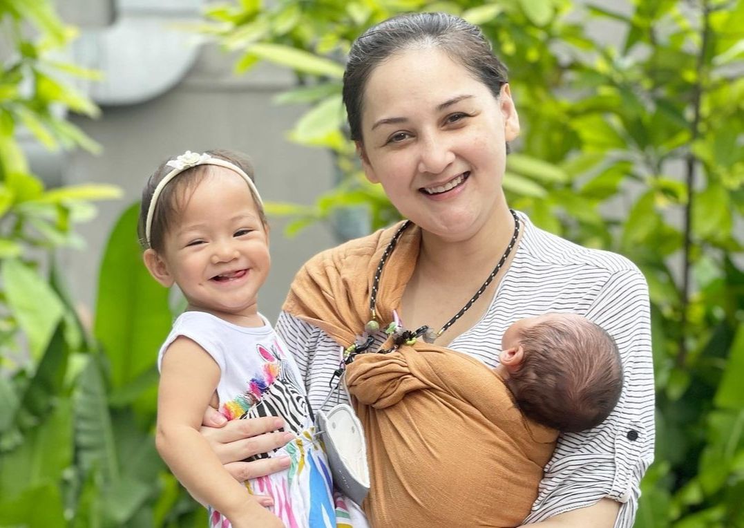 Mona Ratuliu diketahui melakukan tandem nursing ke buah hatinya sendiri sekaligus keponakannya. Yuk, cari tahu pengertiannya.