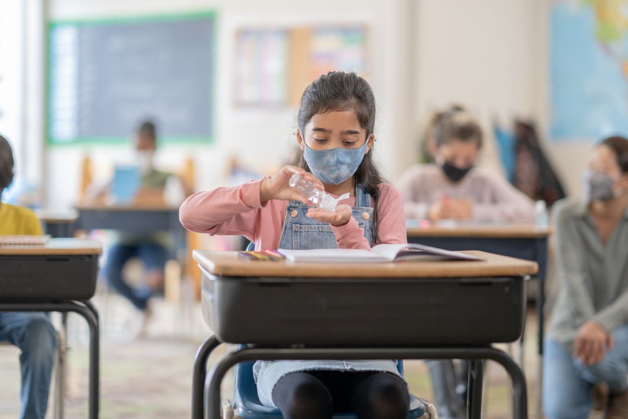 Beragam persiapan sekolah tatap muka perlu dilakukan oleh orang tua, salah satunya melatih si kecil untuk menjaga kebersihan selama di kelas.