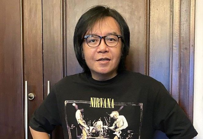 Penyanyi Ari Lasso mengumumkan bahwa dirinya divonis idap kanker. Istri, anak, dan teman-temannya pun memberikan dukungan dengan berbagai cara.