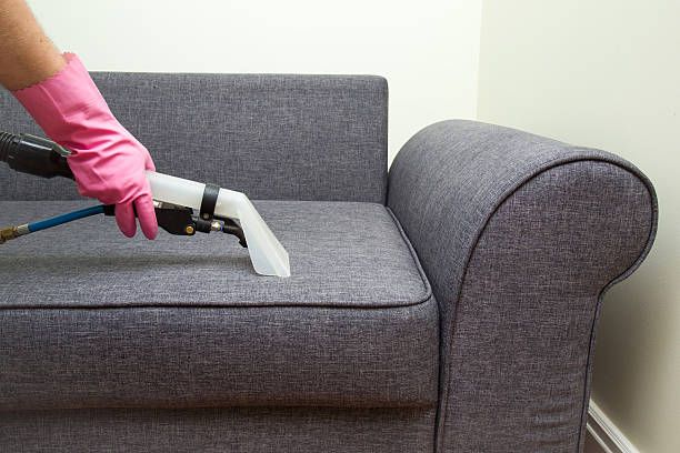 Penting bagi Kawan Puan untuk rutin membersihkan sofa, selain mencegah bau apek ini manfaat lainnya.