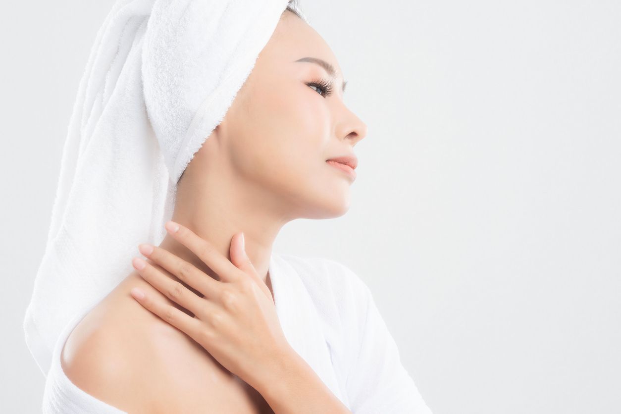 Kerap terabaikan, area leher padahal lebih rentan terhadap kerutan dan garis horizontal. Ini dia cara memudarkannya menurut dermatologis.