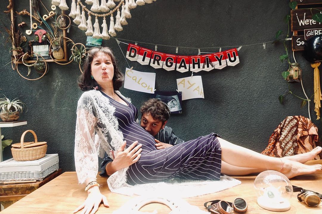 Ini 4 mitos dan fakta tentang hamil di atas usia 35 tahun. Fakta nyatanya ialah Nadine Chandrawinata yang hamil di usia 37 tahun. 