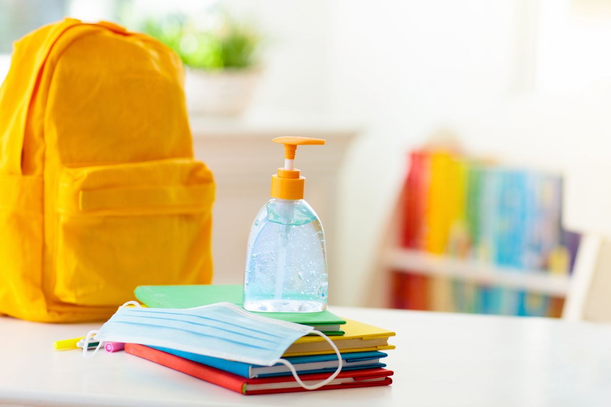 Menyiapkan barang yang dibawa anak saat persiapan sekolah tatap muka menjadi hal yang tak boleh dilewatkan. Apa saja yang harus dibawa?