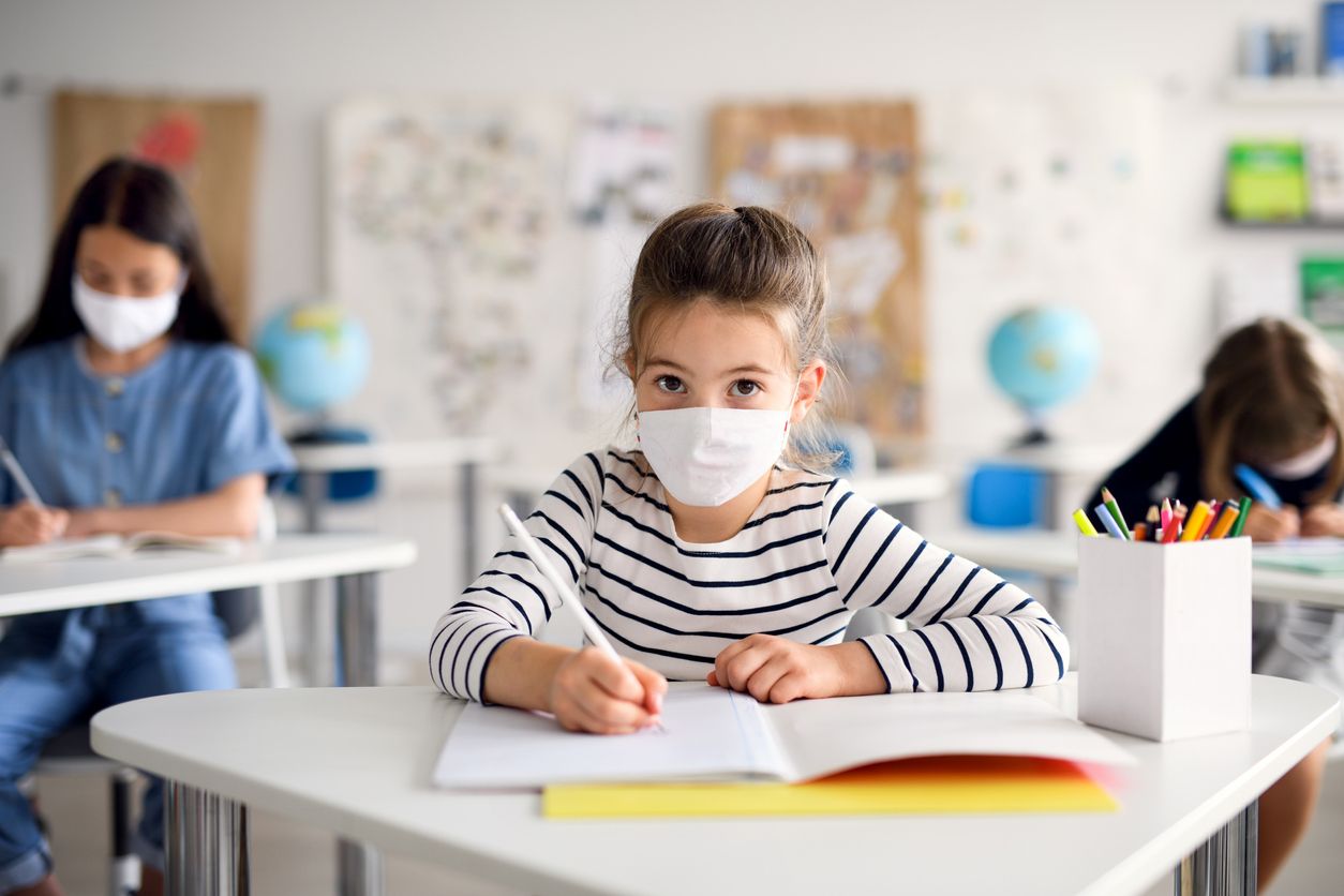 Dalam persiapan sekolah tatap muka terdapat beberapa hal yang perlu diperhatikan. Simak tips sebelum anak berangkat sekolah.