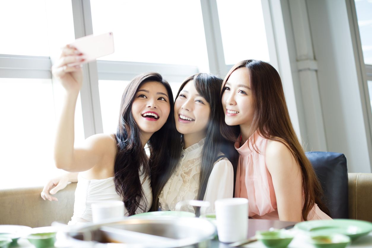 Pura-pura bahagia dan tersenyum saat suasana hati sedang kalut atau depresi. Ternyata ini tanda smilling depression. Apa itu?