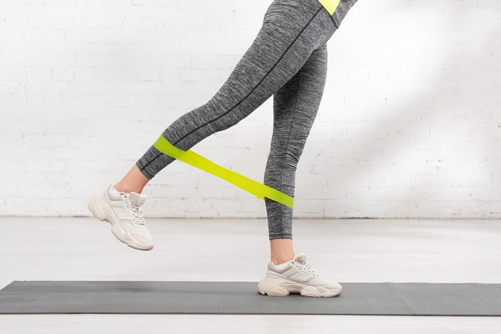 Enam manfaat resistance band yang cocok digunakan olahraga untuk perempuan. Apa saja? Berikut penjelasannya.