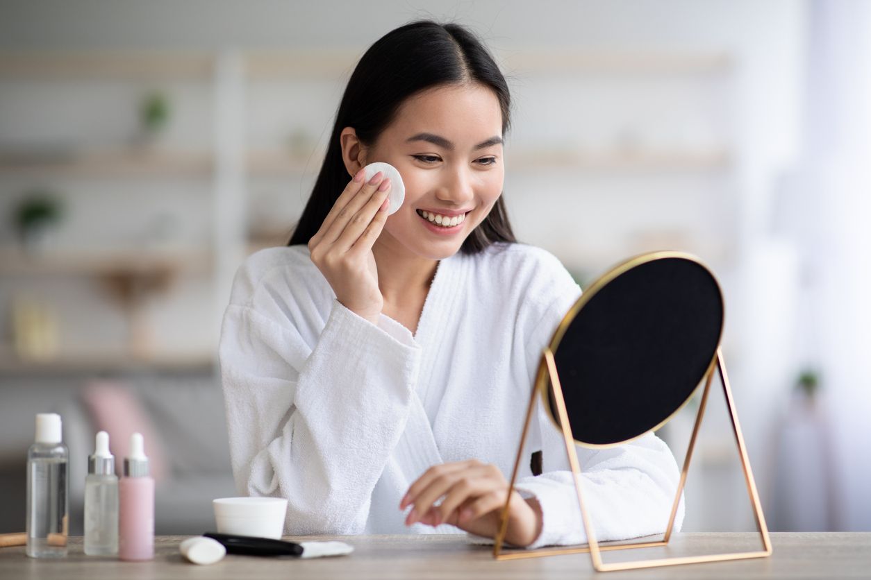 Berikut berbagai cara memakai micellar water yang bagus untuk kulit perlu kamu ketahui. Bisa untuk touch up makeup!
