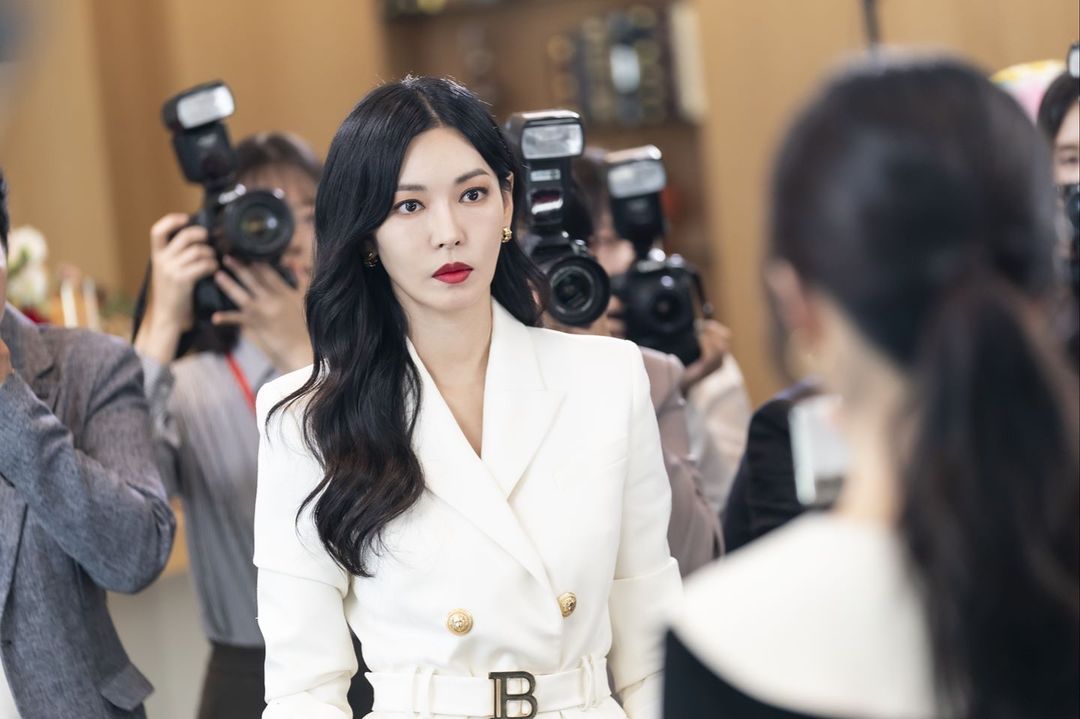 Perankan karakter perempuan di drama Korea dengan sifat jahat, Kim So Yeon akui sempat merasa kesulitan saat syuting.