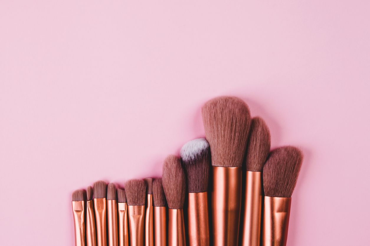 Brush make up yang kotor merupakan tempat menumpuknya kotoran, minyak, bakteri, hingga sel kulit mati yang dapat menyumbat pori-pori.