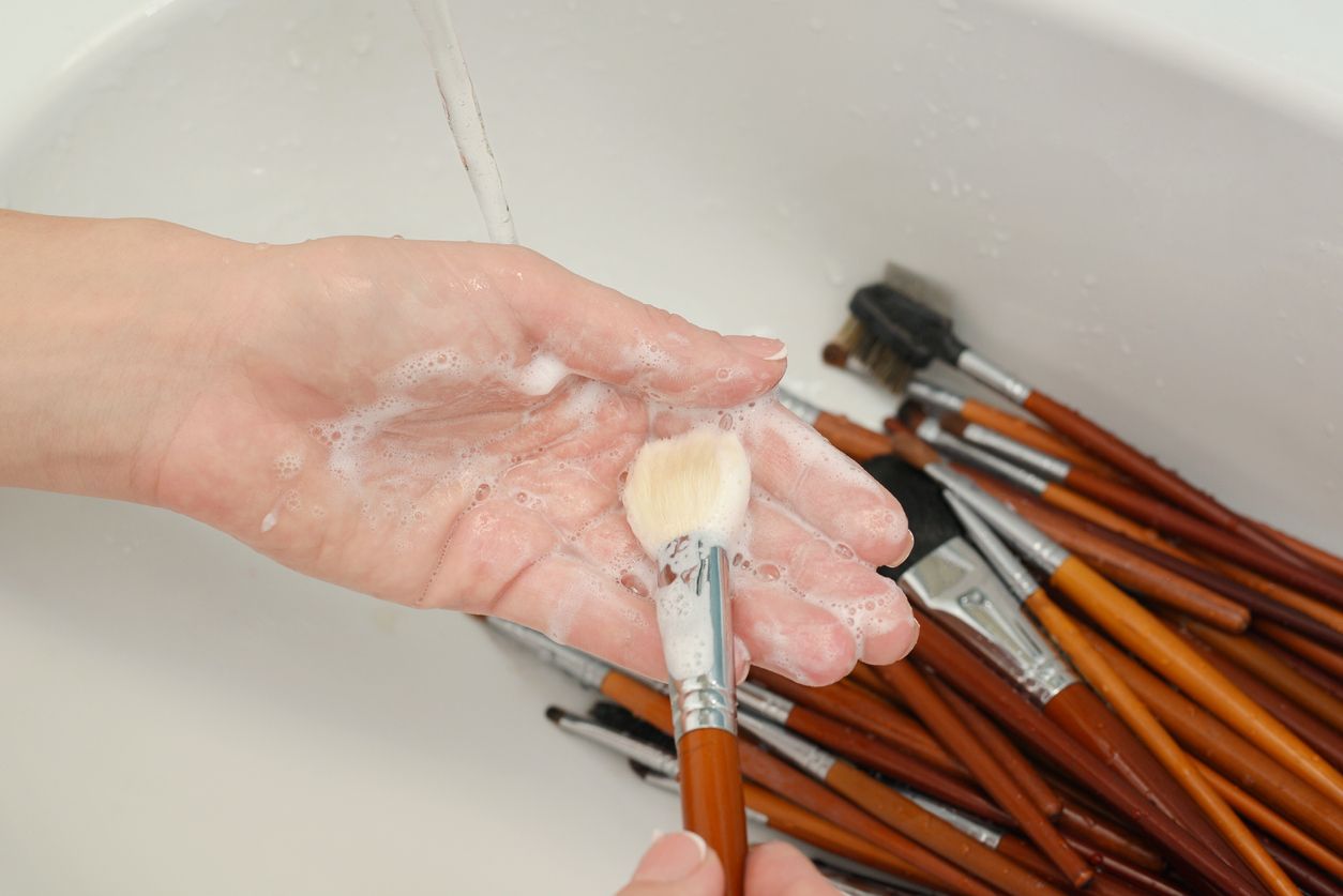 Menjaga kebersihan brush merupakan hal penting yang tak boleh dilewatkan. Ini lima rekomendasi pembersih kuas makeup di Shopee.