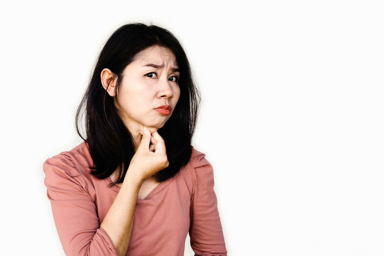 Double chin tidak selalu karena kelebihan berat badan, bisa juga karena faktor genetik atau kulit kendur akibat penuaan.
