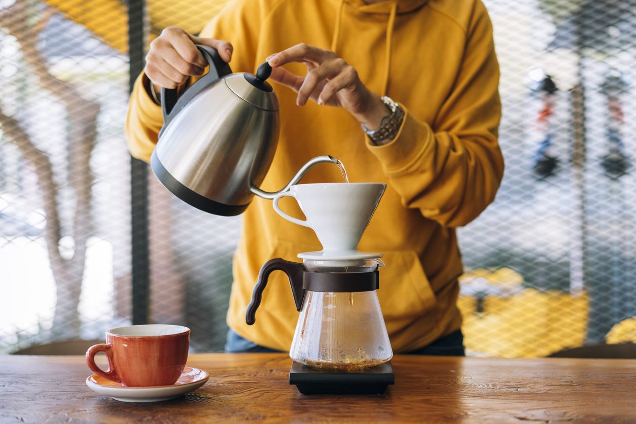 V60 bukan jenis kopi, tapi cara menyeduh kopi secara manual menggunakan alat seperti corong. Yuk, cari tahu teknik seduh kopinya.