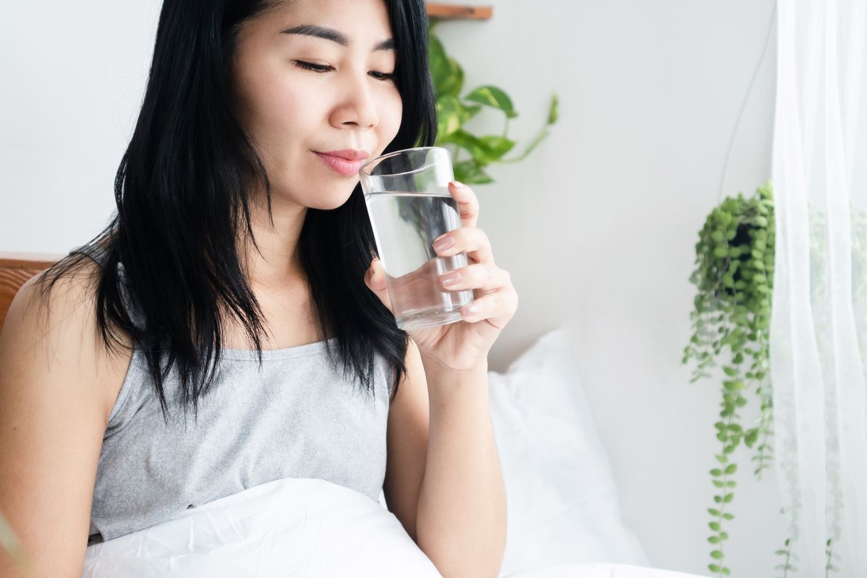 Jarang diketahui, minum air putih setelah bangun tidur memiliki banyak manfaat untuk kesehatan tubuh. Apa saja?