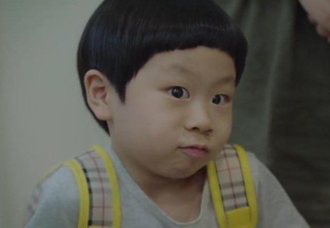 Aktor cilik pemeran U-ju di Hospital Playlist ini memiliki nama asli Kim Jun. Ia bercita-cita jadi rapper lho, Kawan Puan!