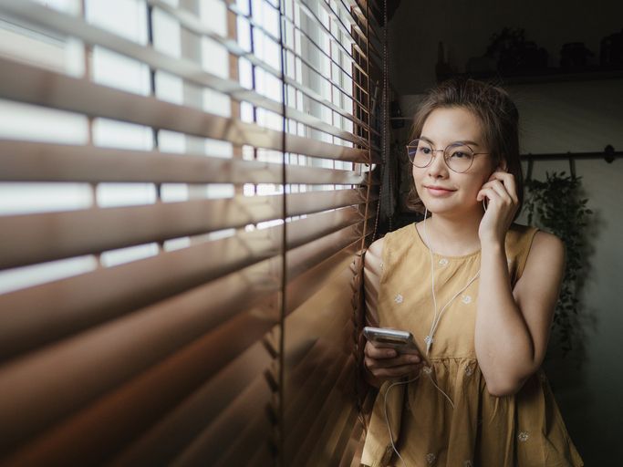 Saat mengalami quarter life crisis, tak jarang kamu merasa sedih, kurang bersemangat, dan hilang arah. Ini dia 4 lagu yang bisa kamu dengarkan. 