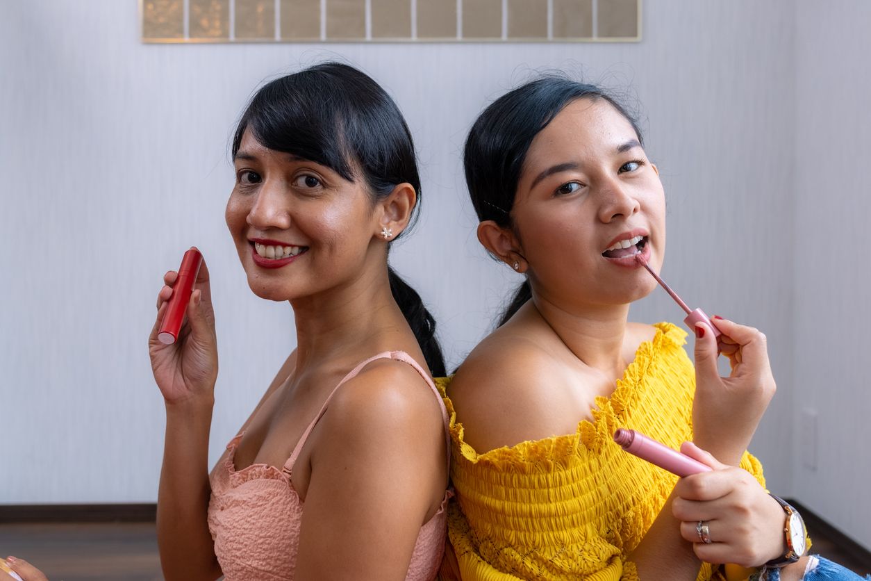 Memakai lipstik sesuai bentuk bibir ternyata bisa membuat kesan bibir berisi dan menawan. Simak yuk cara memakai lipstik dengan tepat ini!