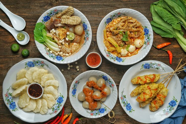 Makanan khas Bandung menjadi favorit banyak orang karena rasanya enak dan harganya pun merakyat. Yuk, cari tahu apa saja oleh-oleh asal Bandung ini.