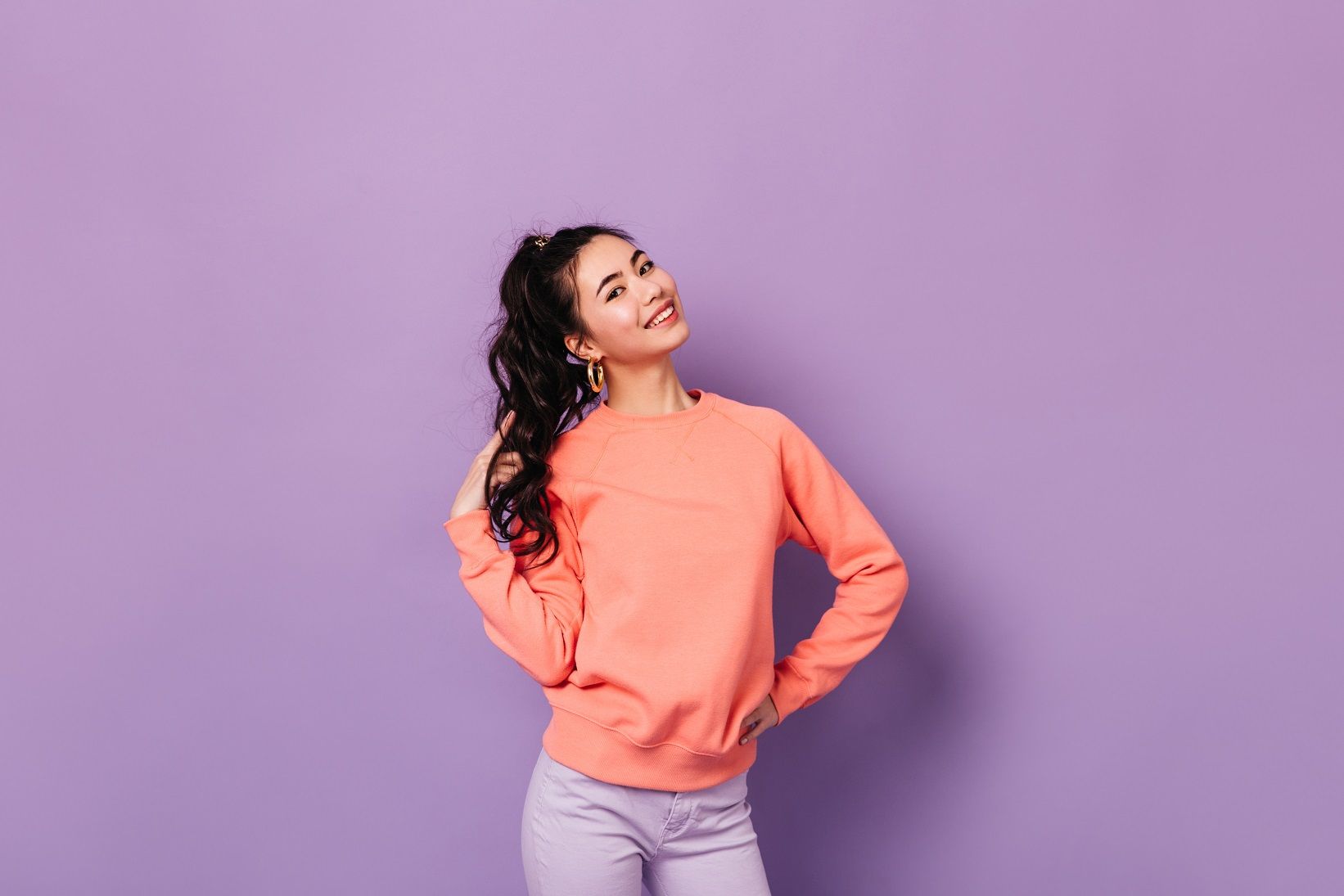 Mengeriting rambut tanpa alat styling ternyata bisa lo, Kawan Puan! Cobain yuk cara dapatkan rambut keriting dengan cara alami berikut!