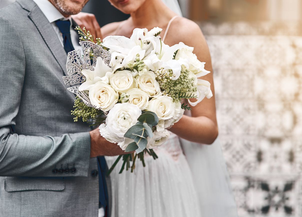 Ada banyak pertimbangan sebelum akhirnya perempuan menikah, salah satunya perihal calon suami. Simak kesalahan saat memilih pasangan.