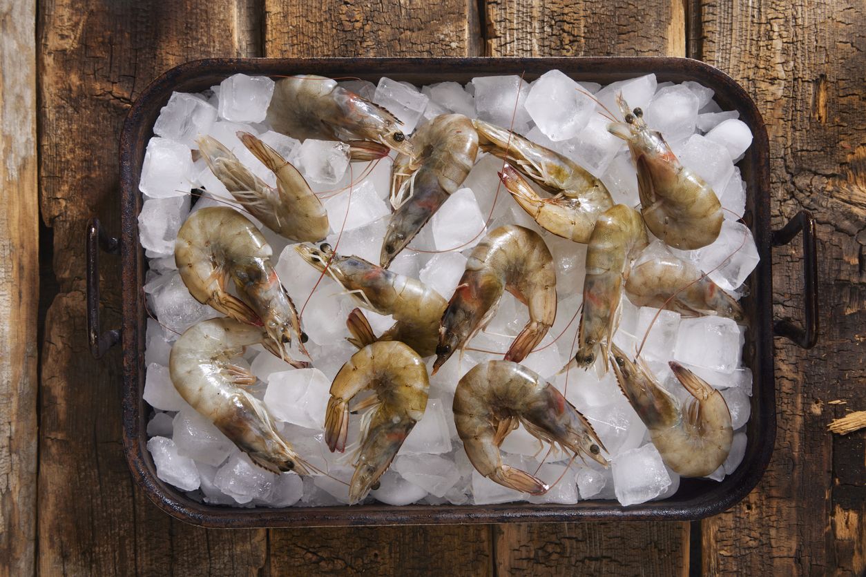 Mengupas udang ternyata tidak bisa dilakukan sembarangan. Sebab jika salah teknik, daging udang bisa robek dan tak lagi utuh.