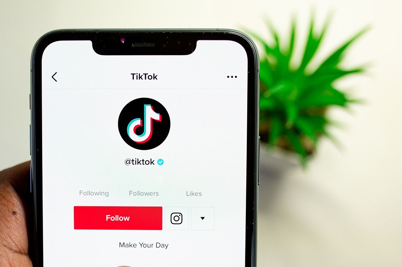 TikTok memiliki beragam fitur yang bisa menghasilkan pundi-pundi uang selain menggunakan fitur TiktTok Shop. Bagaimana caranya?