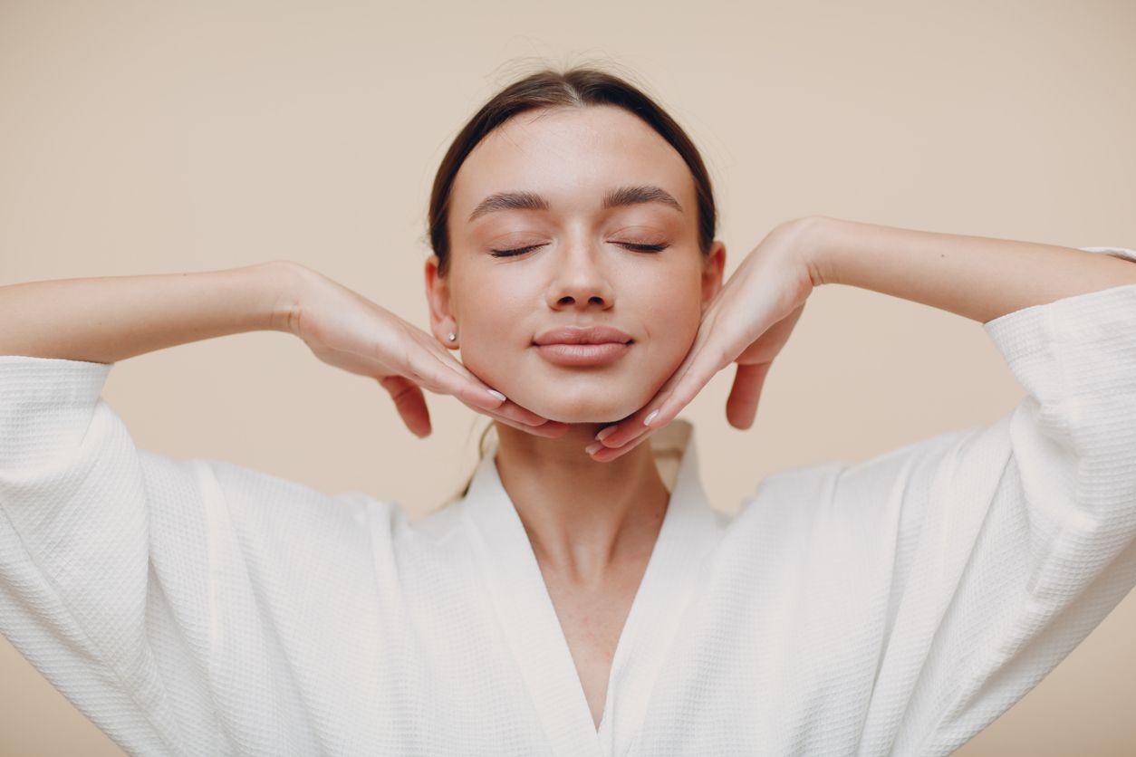 Face yoga menjadi salah satu cara terbaik untuk mencegah penuaan. Simak yuk langkah-langkah face yoga berikut!
