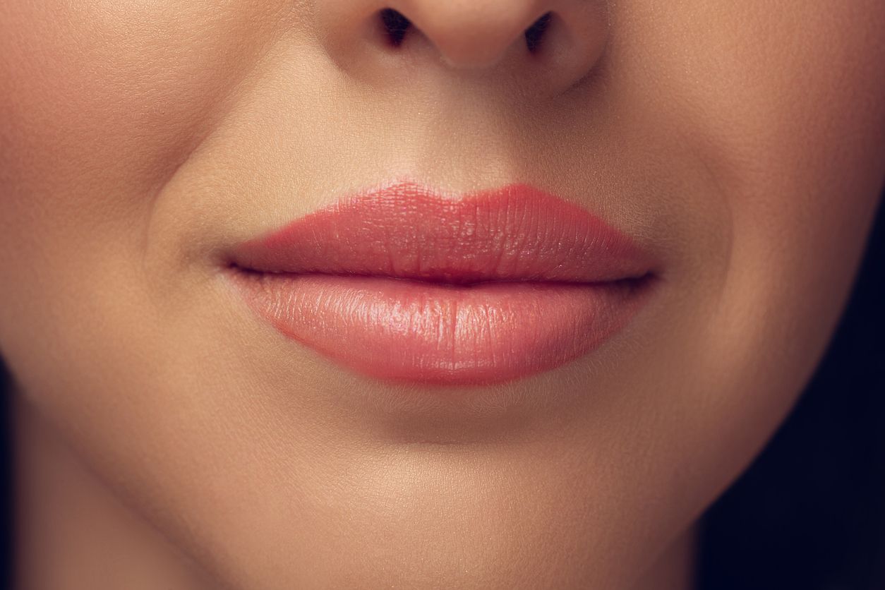 Bibir lebih berisi bisa didapatkan dengan teknik makeup lo. Berikut langkah mendapatkan bibir berisi dengan lip contouring!